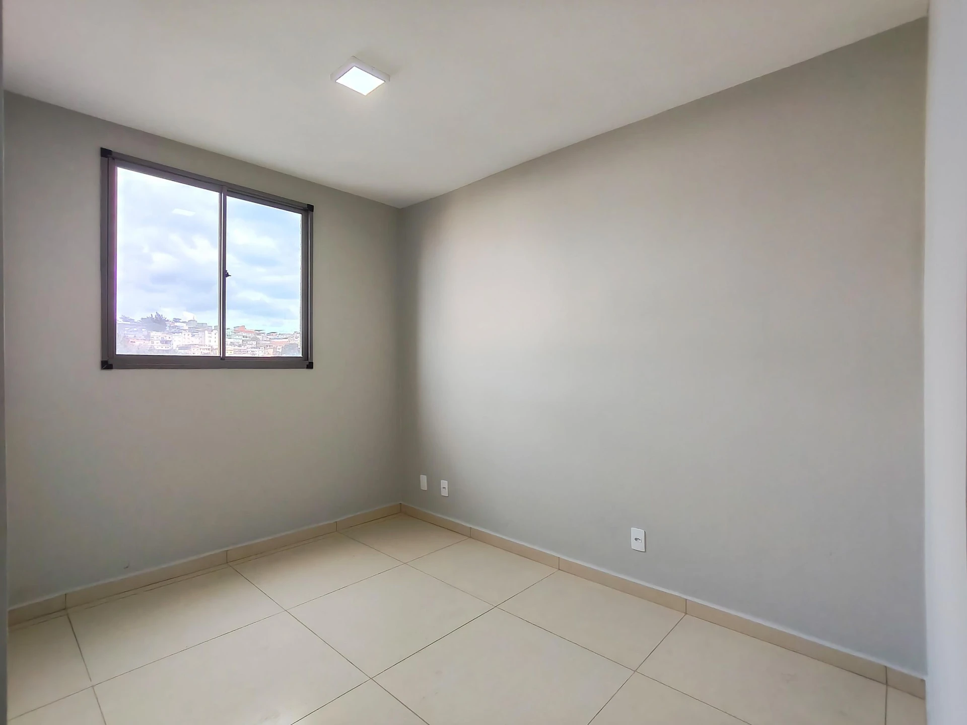 Apartamento com 2 quartos e varanda de vidro fechada — photo 2
