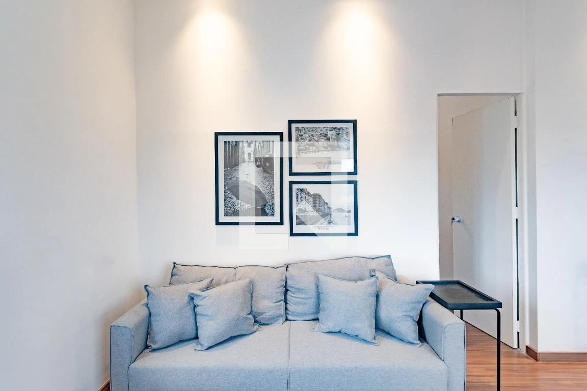 3-bedroom house with wood or laminate floors — photo 8