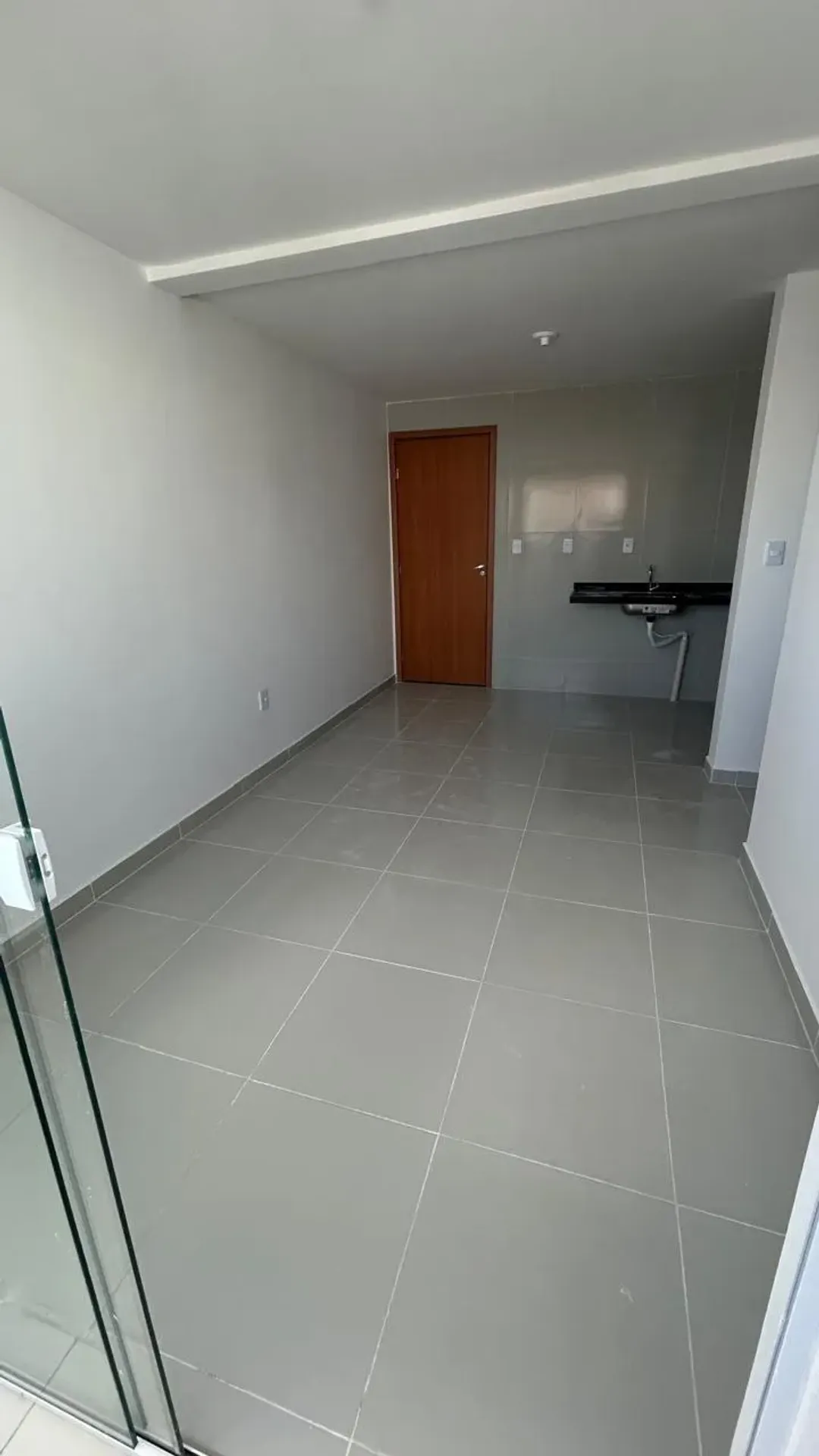 Apartamento de 2 quartos em condomínio com piscina