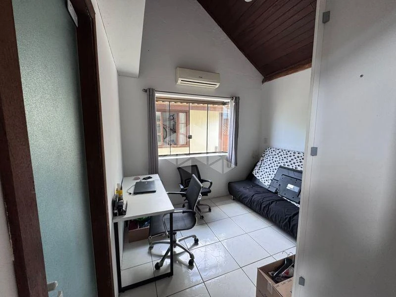 Walk-in closet in a 3-bedroom house, 224 m² — photo 3