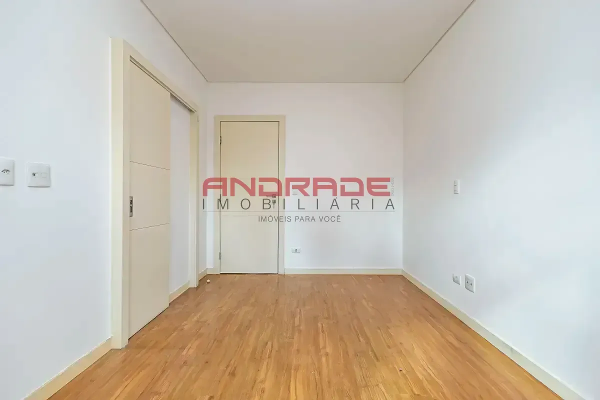Apartment with 3 bedrooms and glass balcony — photo 38