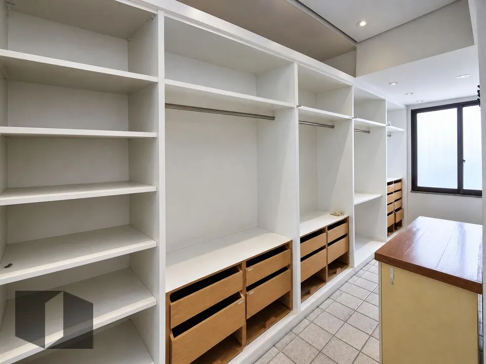 Apartment with air conditioning and 4 bedrooms — photo 11