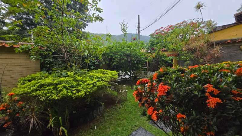 House with 4 bedrooms and 990 m² plus a private BBQ — photo 4