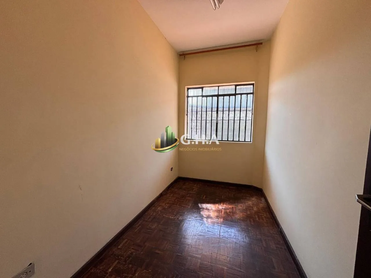 House, 368 m², with wood or laminate floors — photo 20