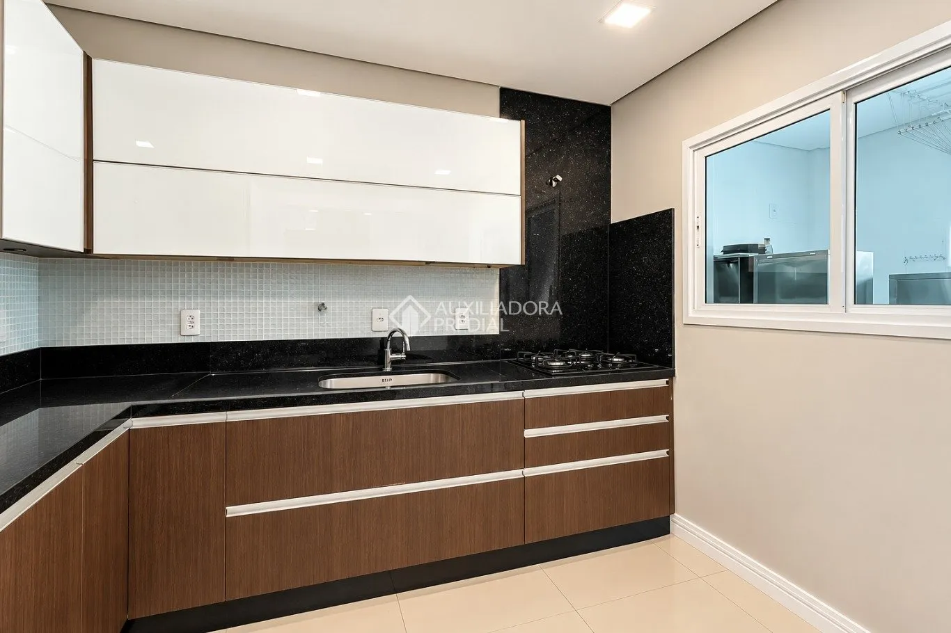 Bathtub in a 4-bedroom house, 280 m² — photo 22