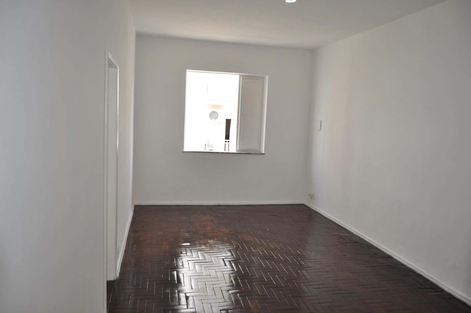 Wood or laminate floors in a 2-bedroom apartment, 85 m² — photo 13