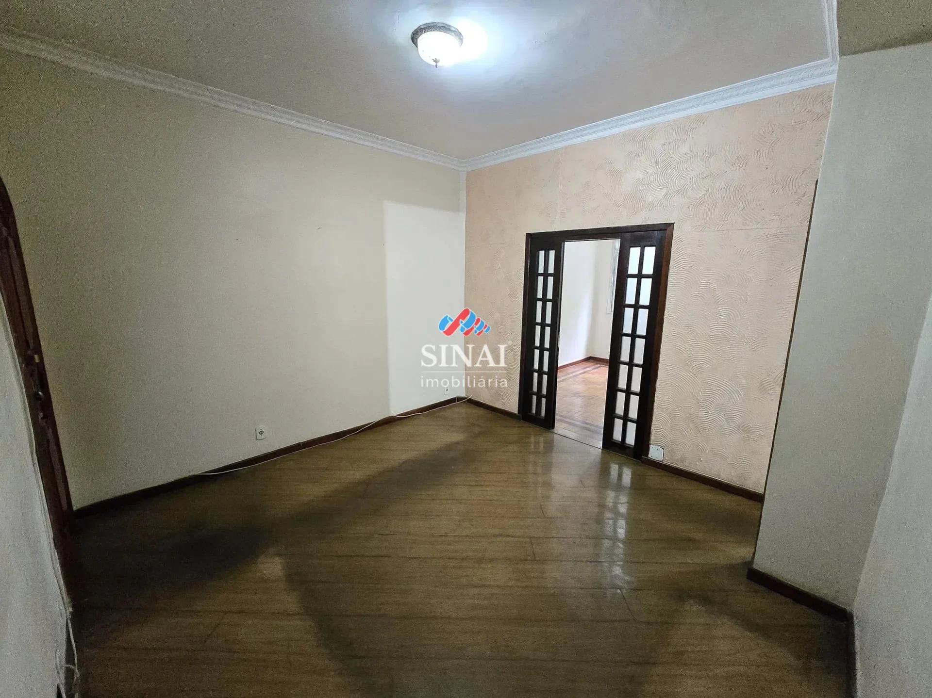 2-bedroom apartment with wood or laminate floors — photo 6