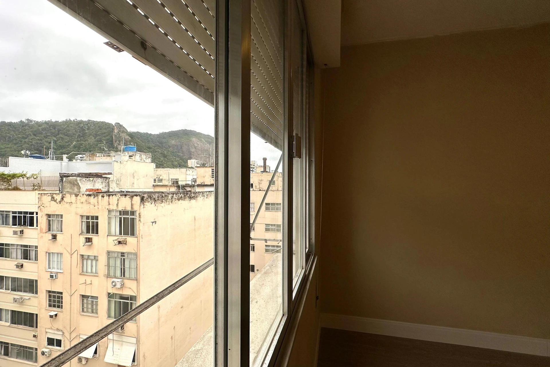 3-bedroom apartment with 1 parking space and suite