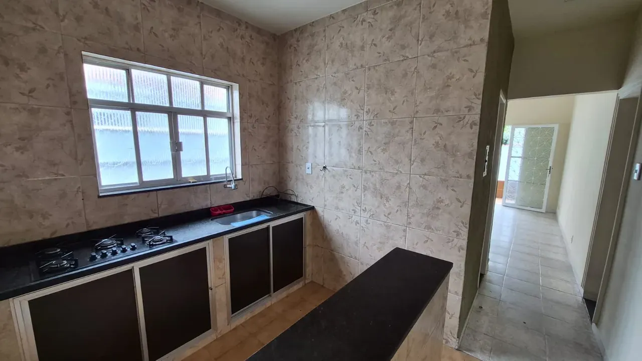Linear street-facing house with 2 bedrooms and a backyard — photo 2