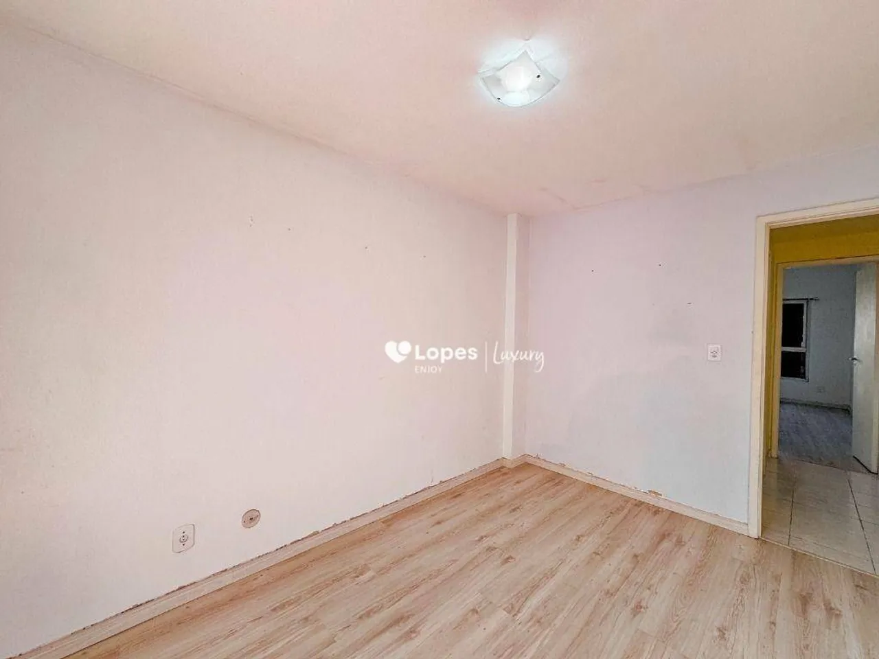 Unfurnished 2-bedroom apartment with a balcony — photo 17