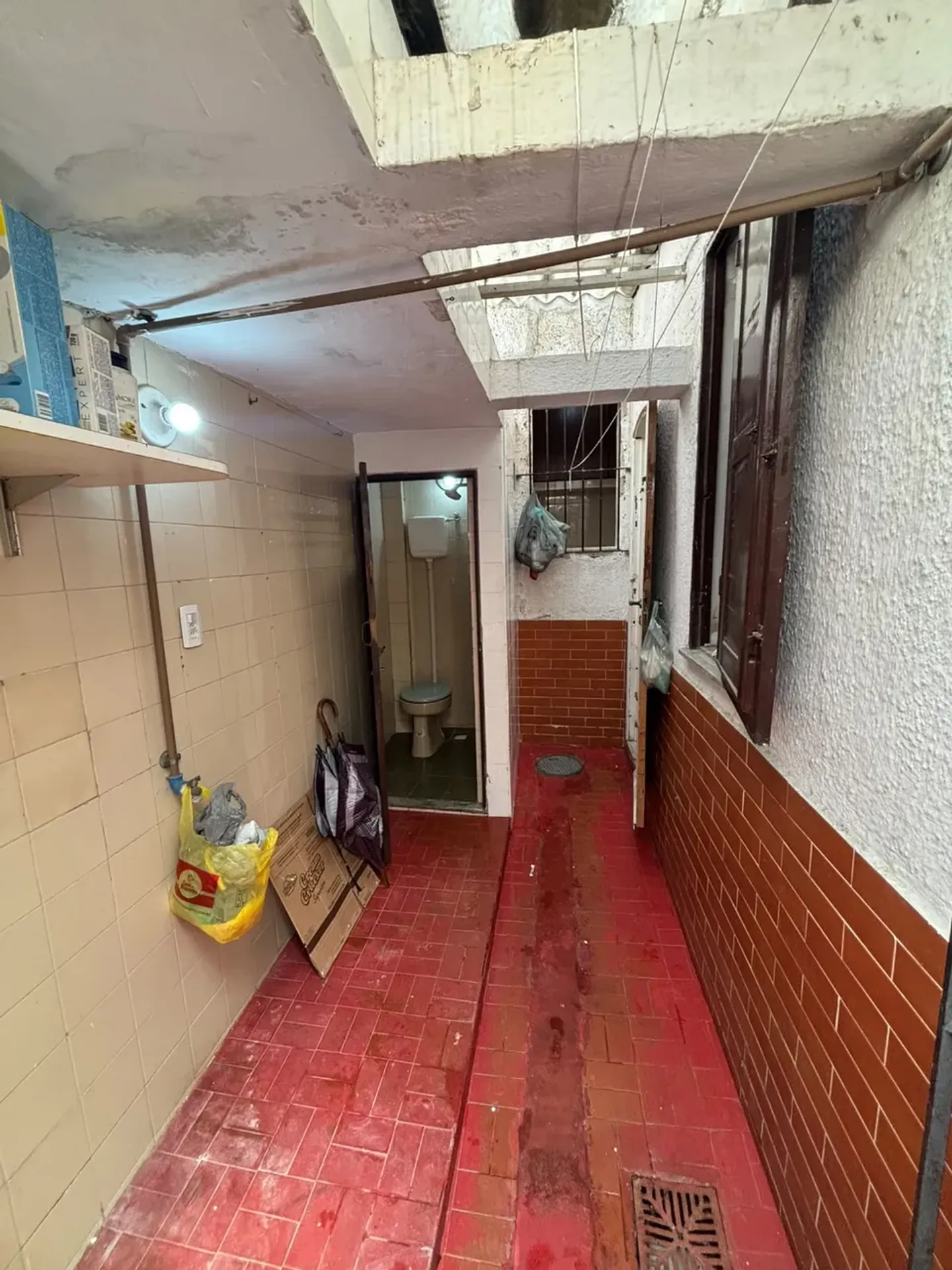 Balcony with a grill in a 2-bedroom house, 120 m² — photo 26