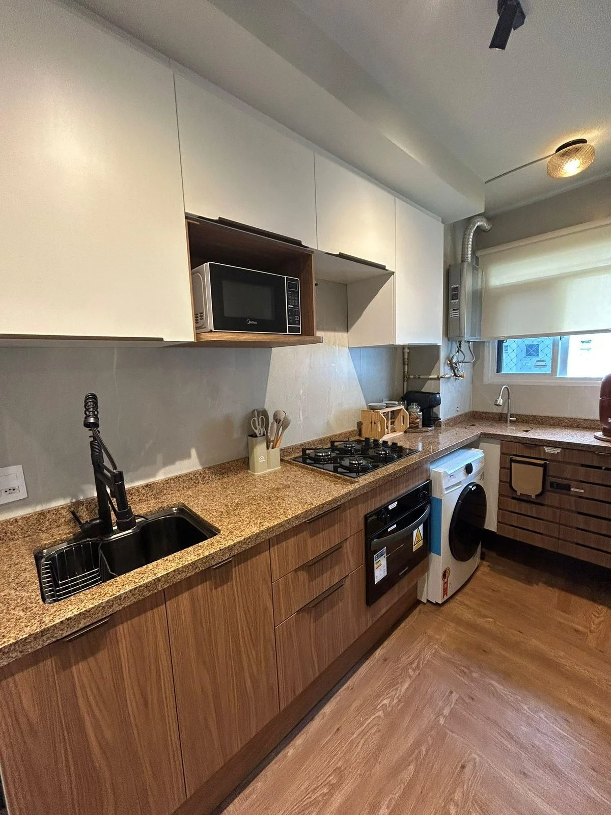 Apartamento mobiliado com cozinha americana e varanda envidraçada — photo 32