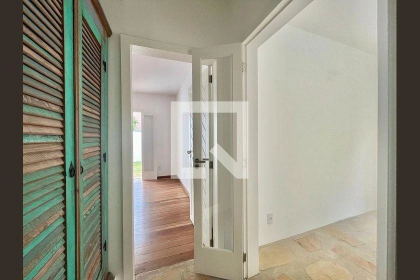 Balcony with a grill in a 3-bedroom house, 220 m² — photo 10
