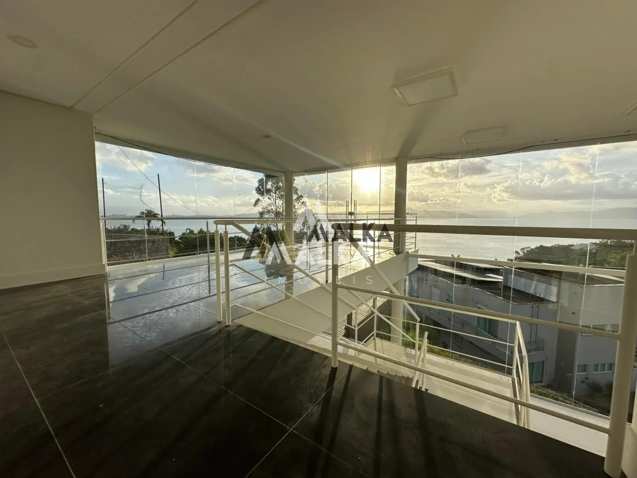 461 m² house with 3 en-suite bedrooms and private garden — photo 26