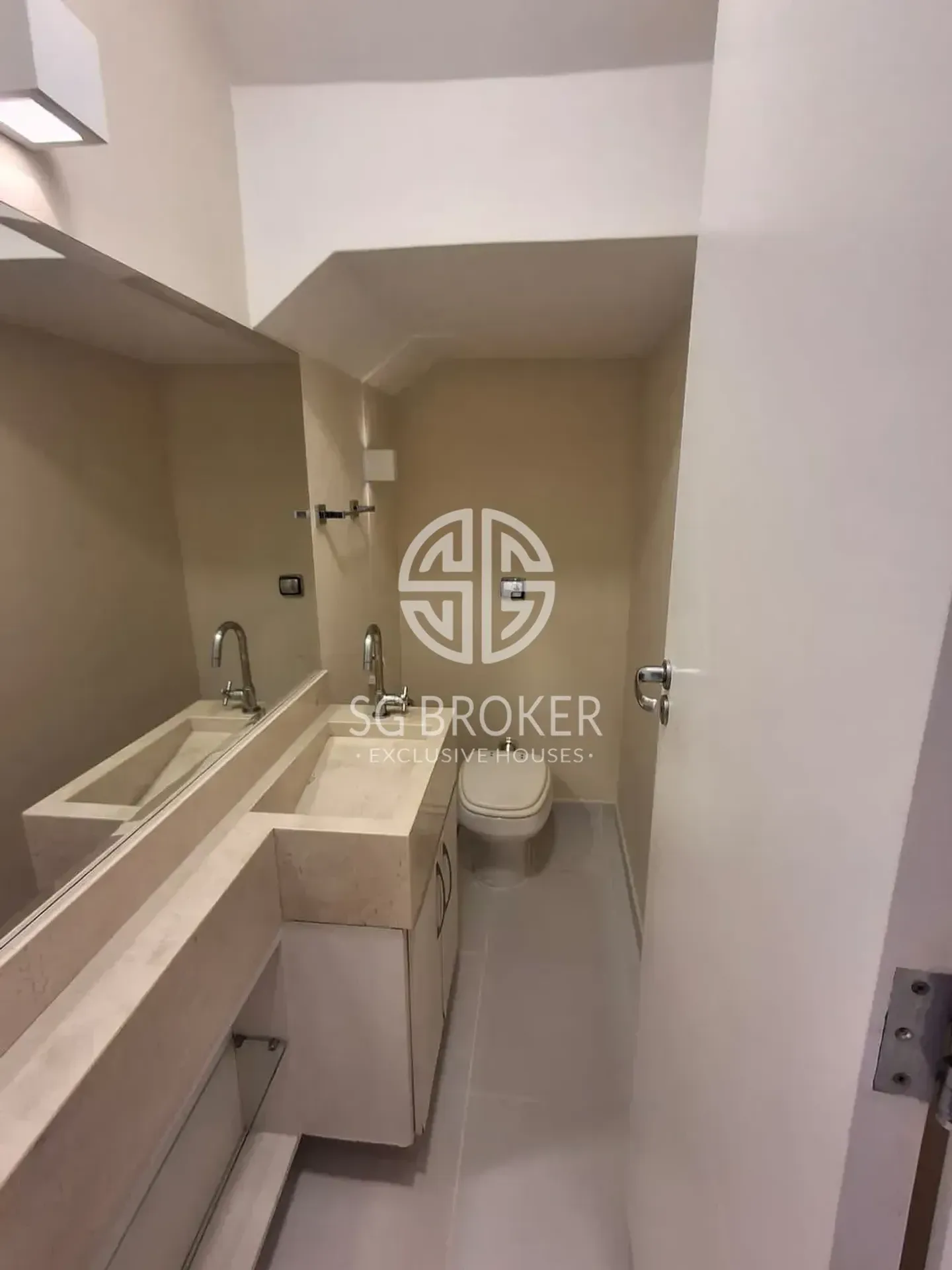 Casa com 5 suítes e 5 banheiros, 330 m² — photo 46