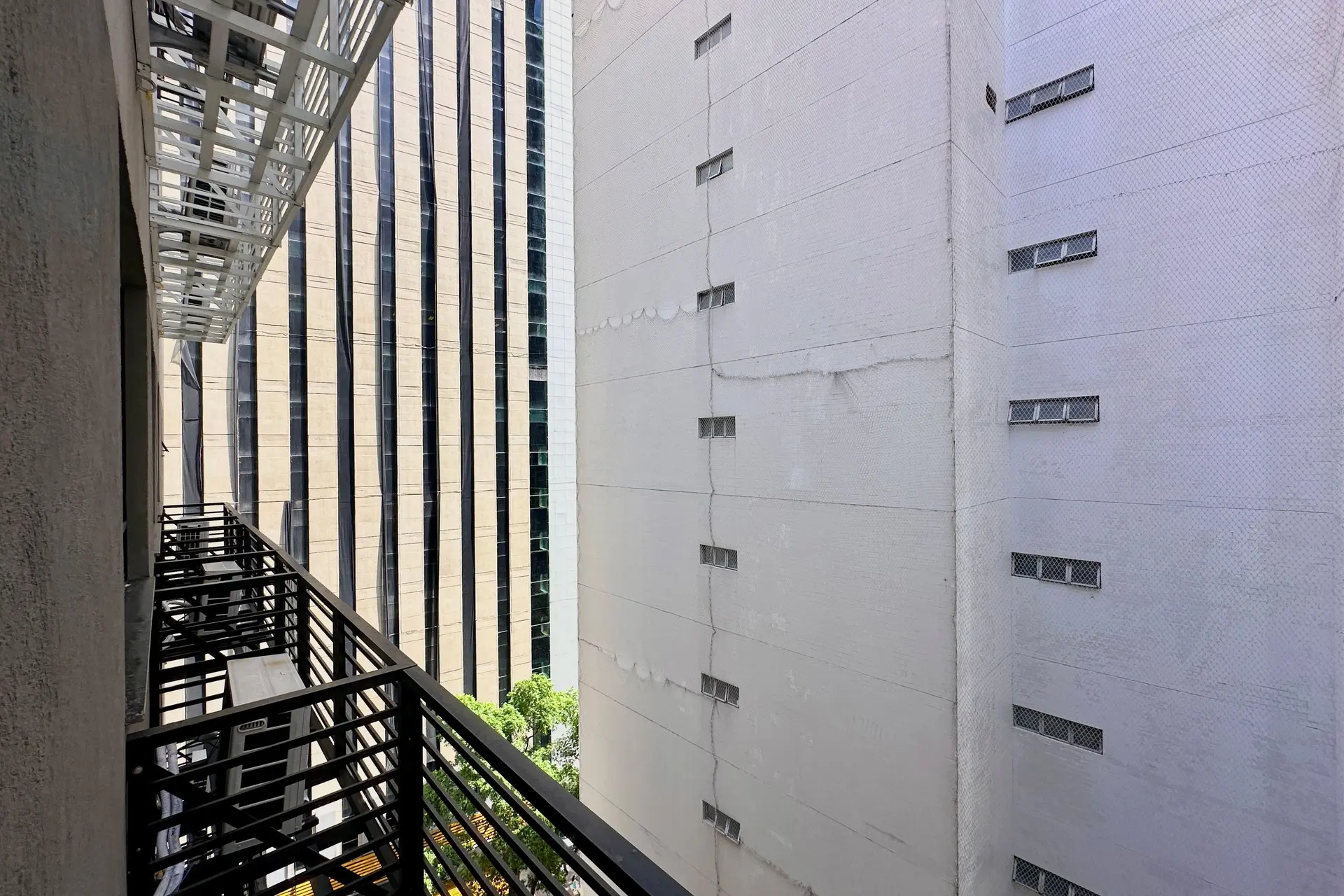 Furnished 1-bedroom apartment with a balcony grill — photo 24