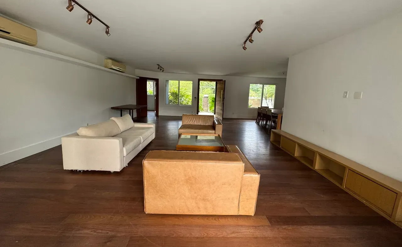 Casa linear com 5 quartos e 5 banheiros, cozinha separada