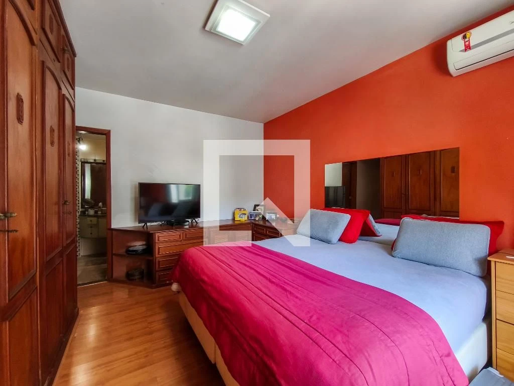Furnished 4-bedroom apartment with balcony — photo 44