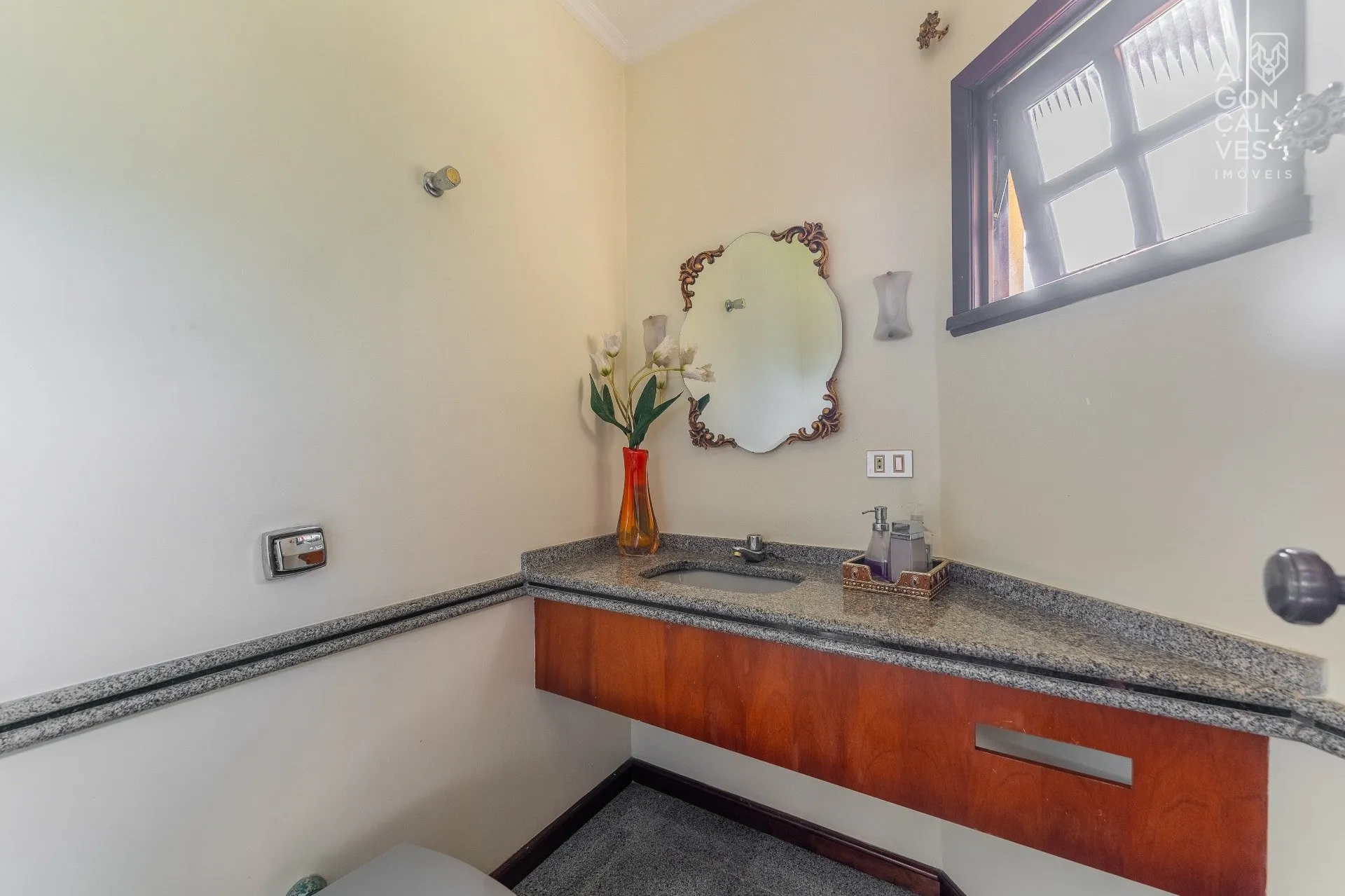 Будинок на 4 спальні й 5 ванних, скляний балкон з грилем — photo 8