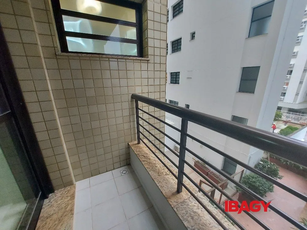 4-bedroom apartment with 2 en-suite baths and enclosed kitchen — photo 7