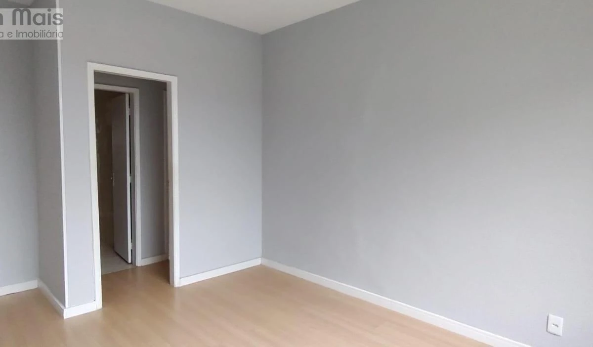 1-bedroom apartment with a closed kitchen and cabinetry — photo 9