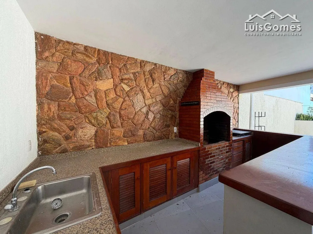 Unfurnished house with 5 bedrooms and 5 bathrooms — photo 2