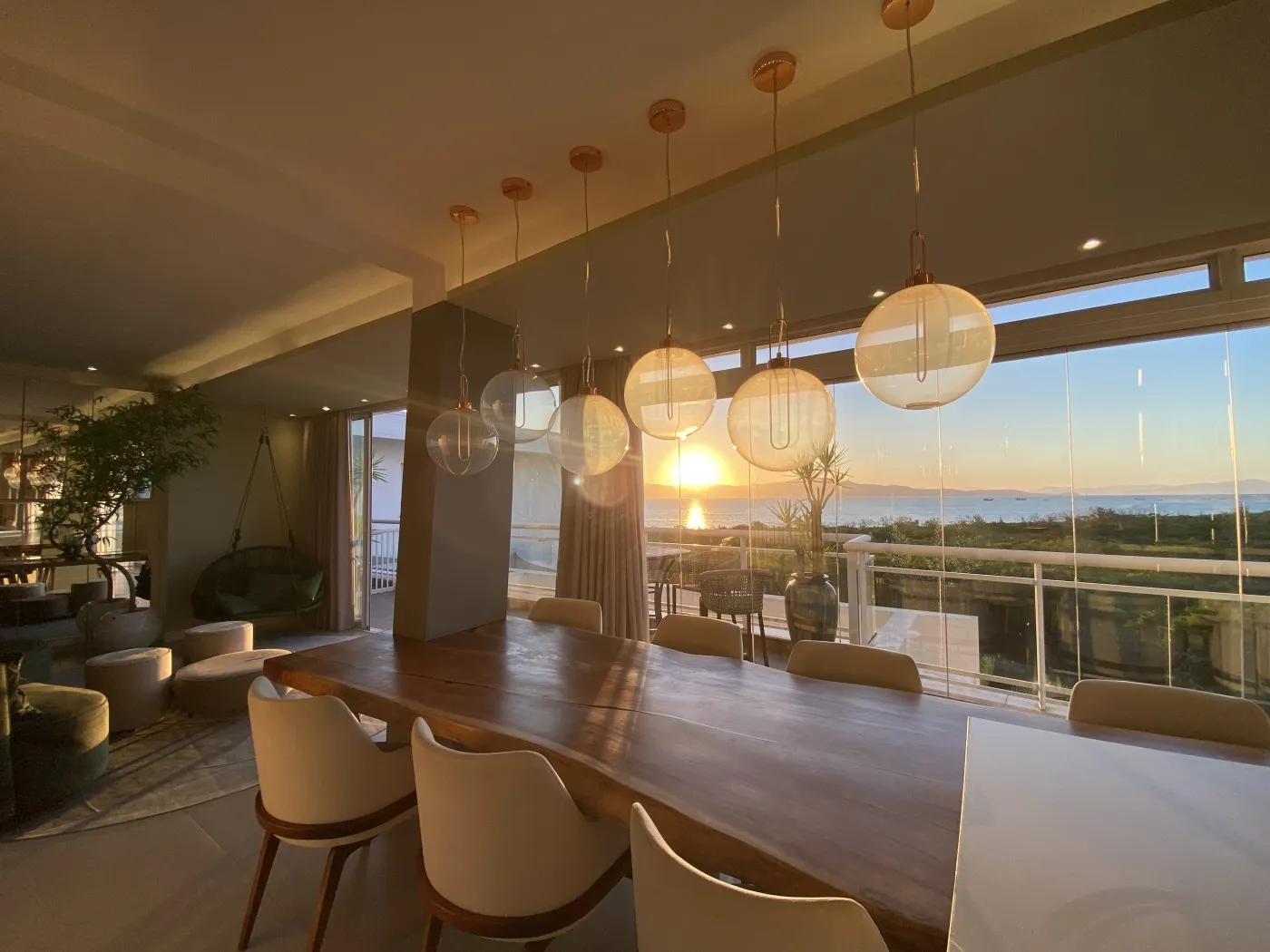 318 m² apartment with a bathtub and a water view — photo 23