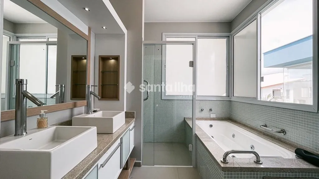 5-bedroom house with a water view — photo 27