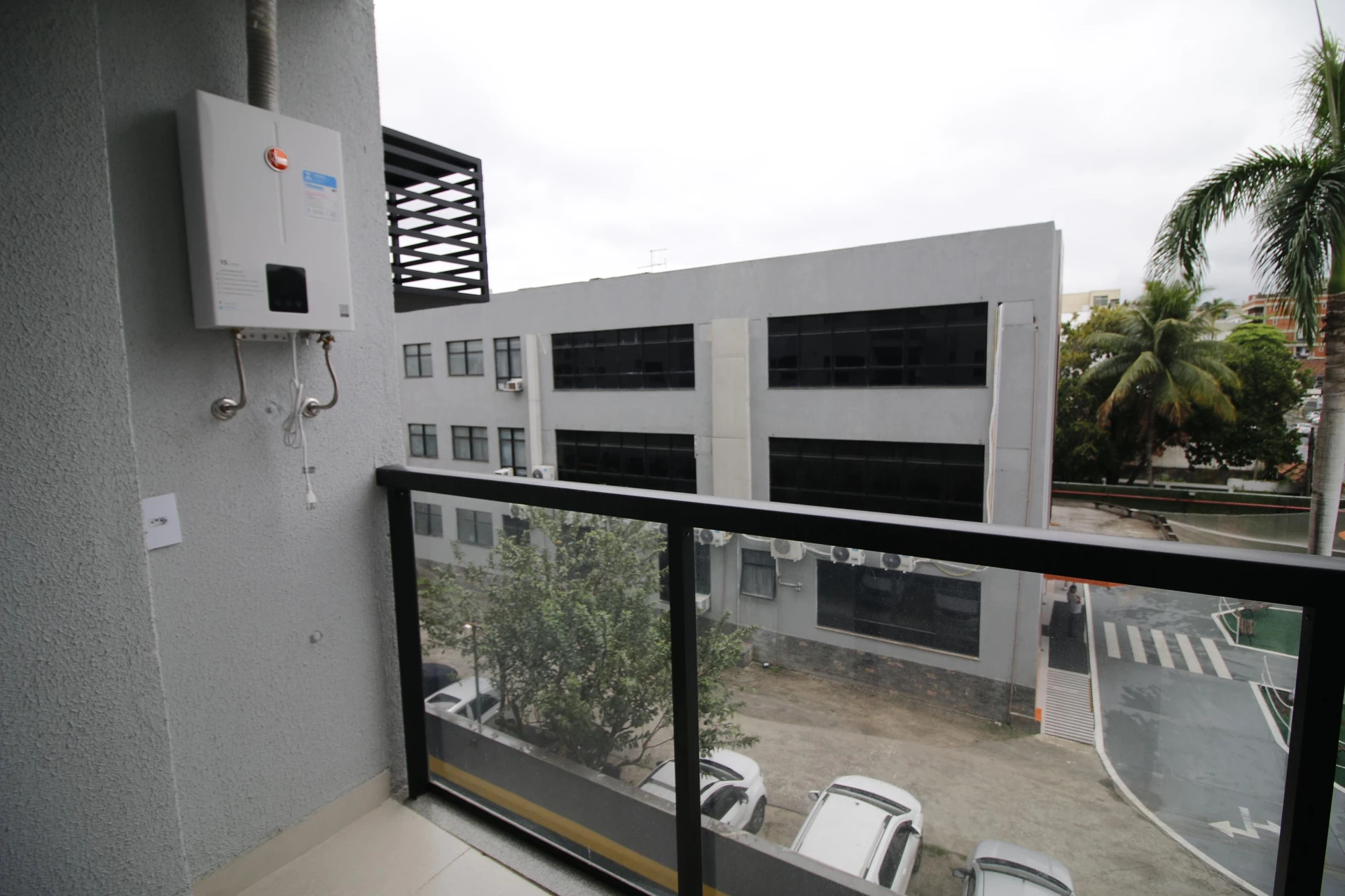 Apartamento de 1 dormitorio con cocina abierta y balcón — photo 11