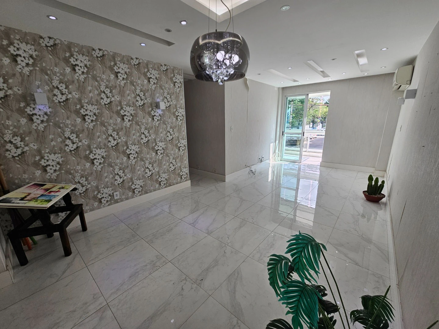 3-bedroom apartment with an en-suite and glass balcony — photo 4