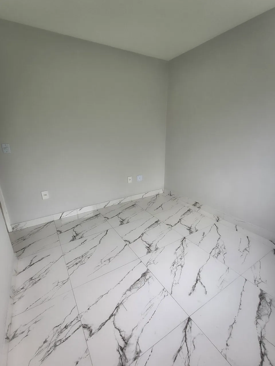 Unfurnished 1-bedroom apartment with open-plan kitchen — photo 19