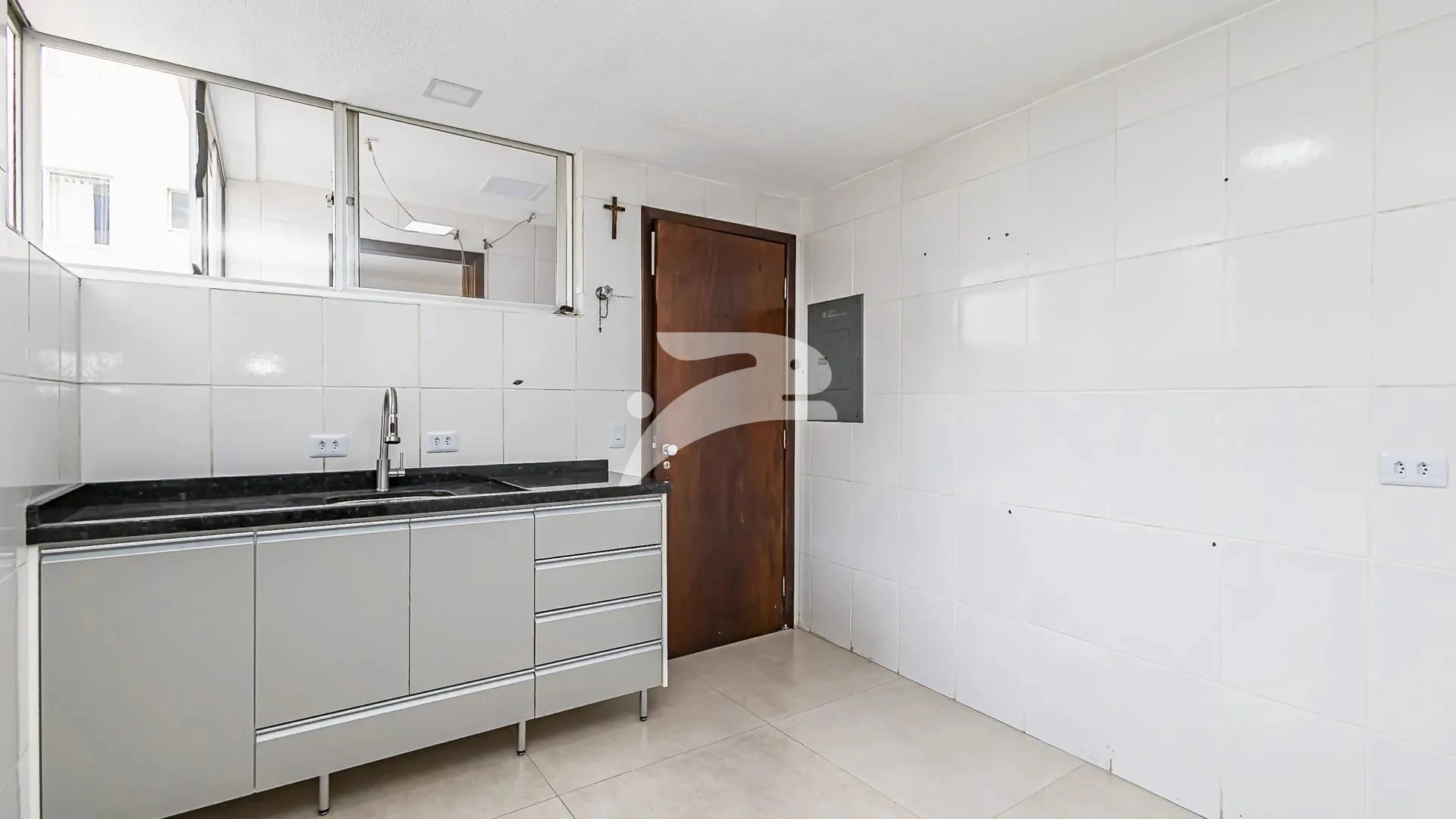 Apartment, 70 m², with wood or laminate floors — photo 2