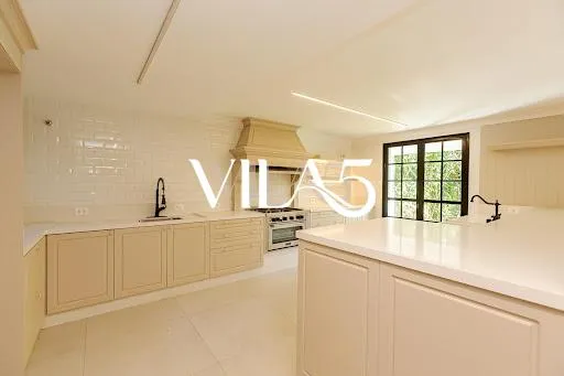 3-bedroom house with a bathtub in Curitiba — photo 37