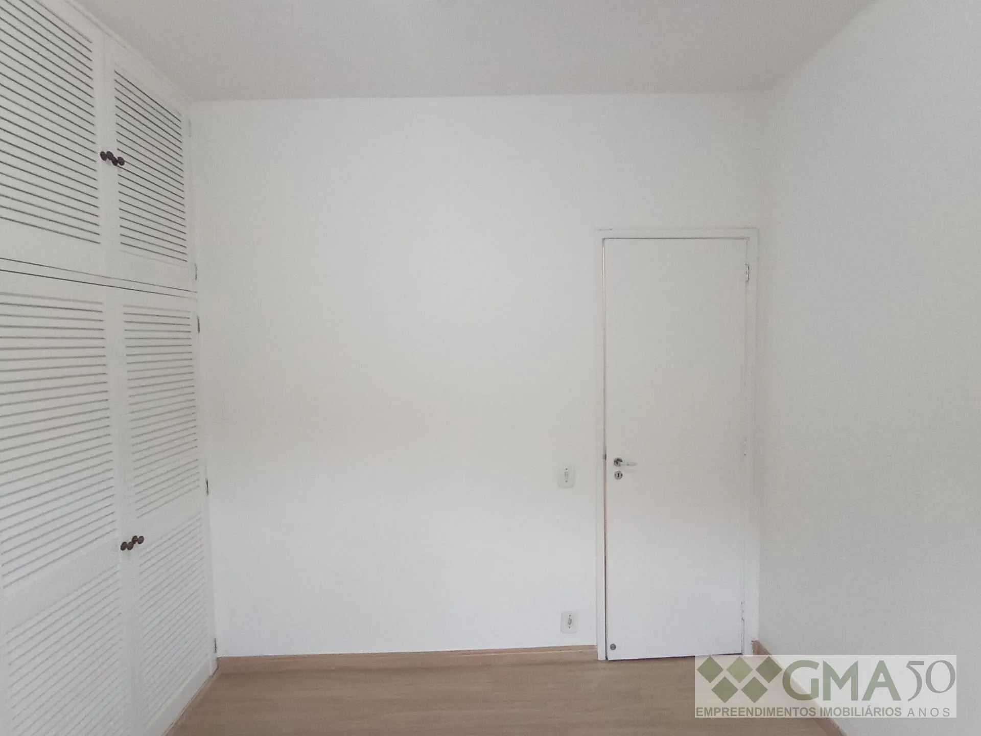 Wood or laminate floors in a 3-bedroom apartment, 92 m² — photo 19