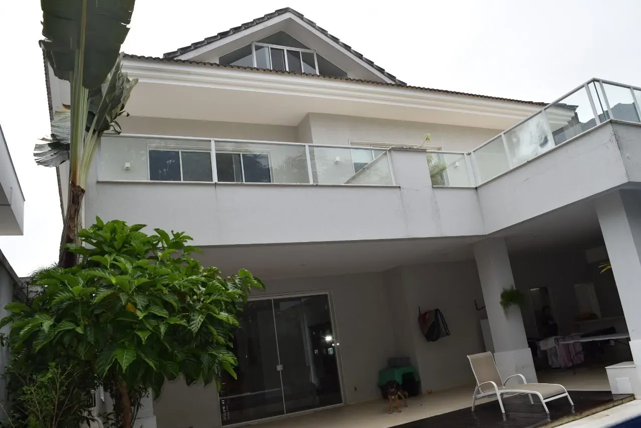 600 m² house with a private pool and a bathtub — photo 12