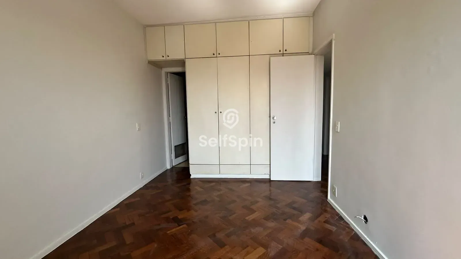 Wood or laminate floors in a 4-bedroom apartment, 114 m² — photo 17