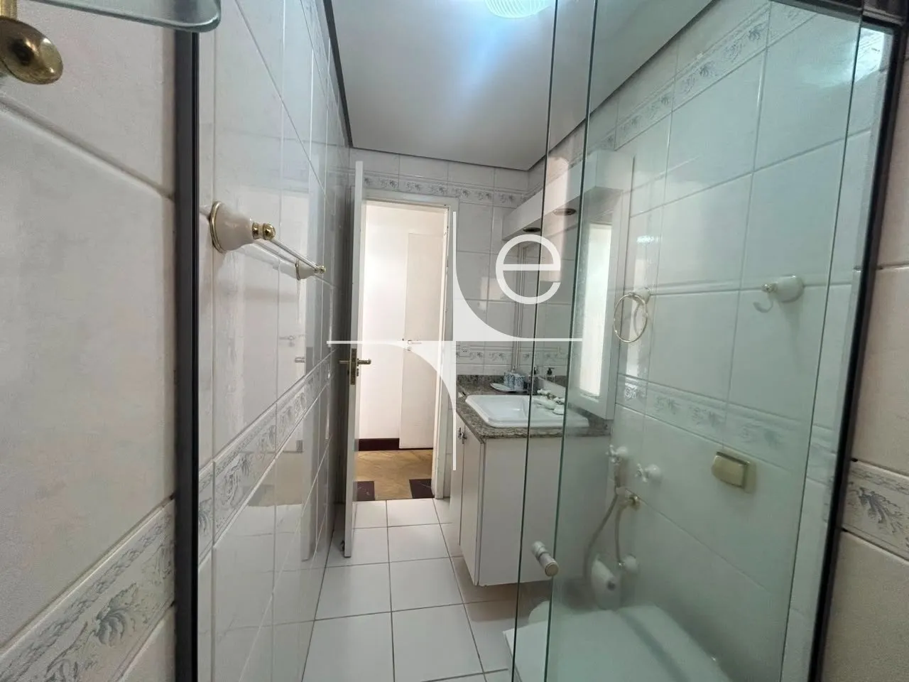 254 m² apartment with a walk-in closet and a home office — photo 45
