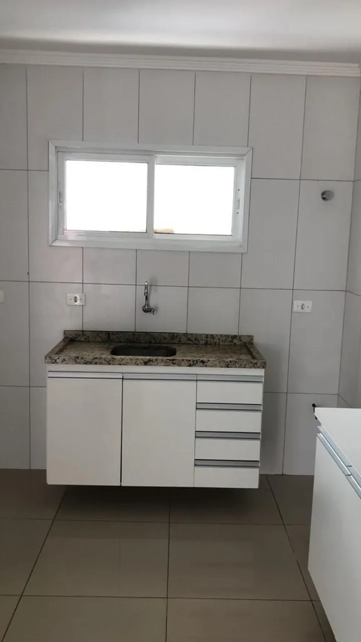 Balcony with a grill in a 2-bedroom apartment, 68 m² — photo 9