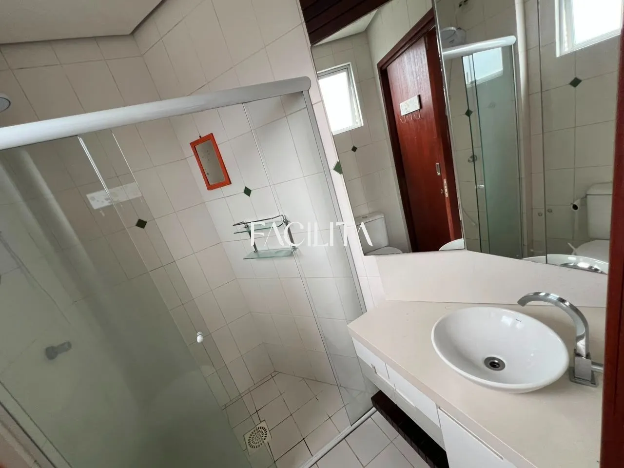 1st-floor apartment with 2 bedrooms and 1 en-suite — photo 3
