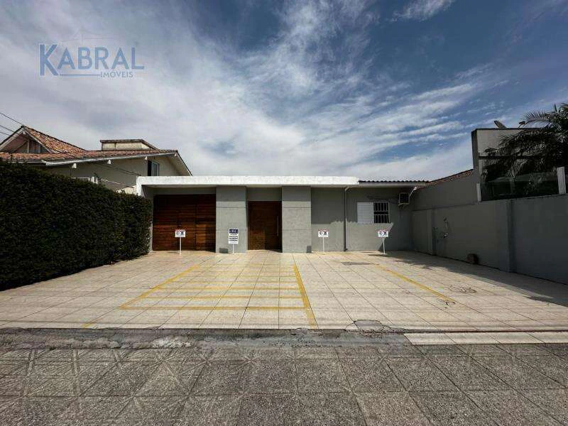 Unfurnished house with 5 bedrooms and 360 m² — photo 2