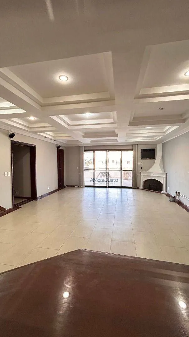4-bedroom apartment in a building with a pool — photo 54