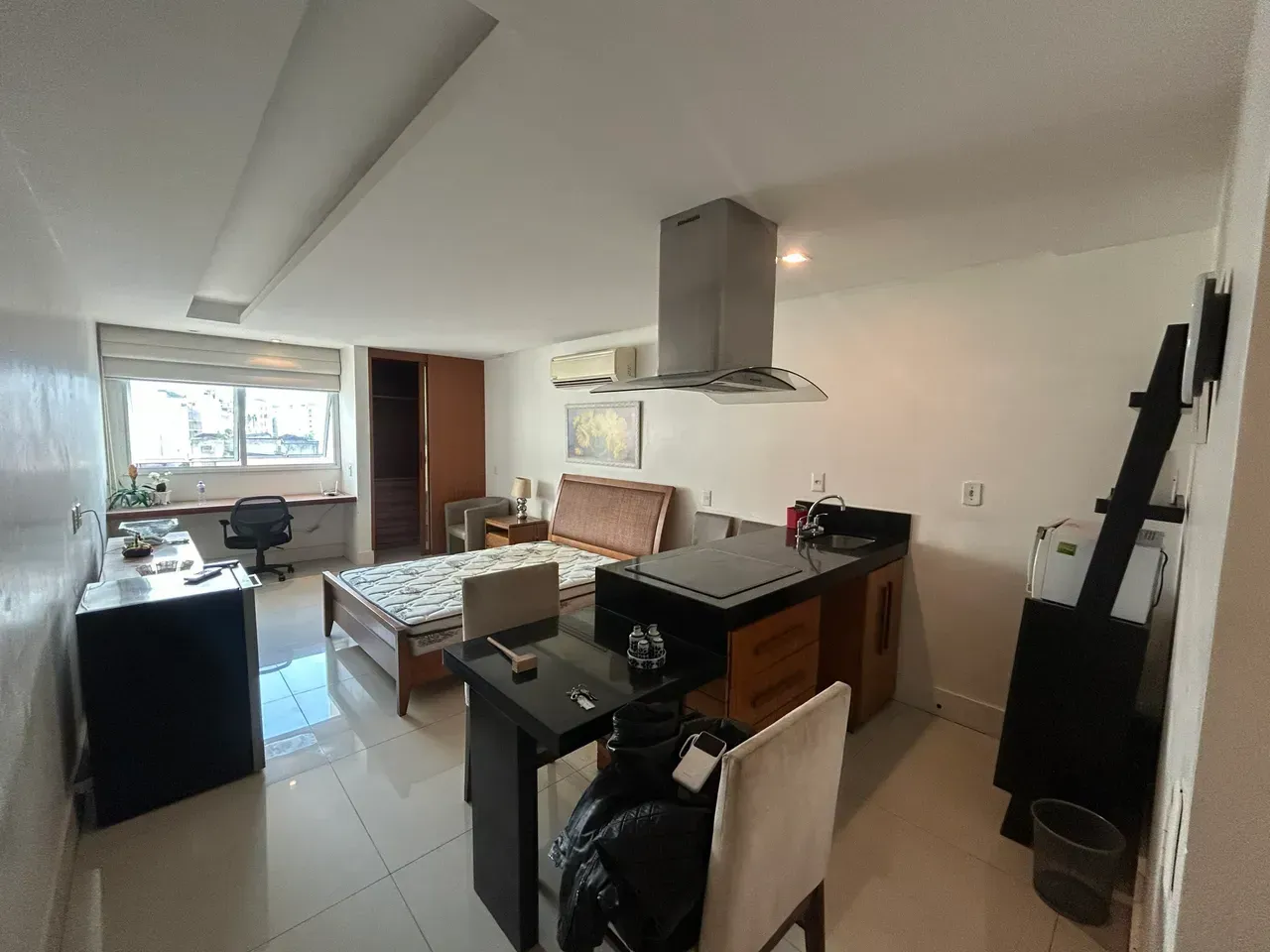 Furnished 1-bedroom apartment with open-plan kitchen — photo 11
