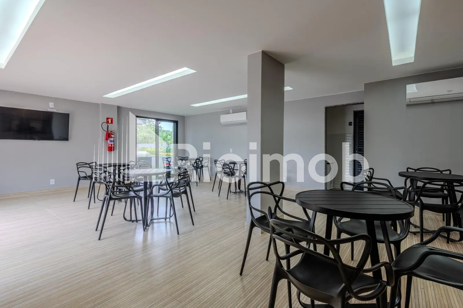 2-bedroom apartment with 1 suite and a balcony — photo 21