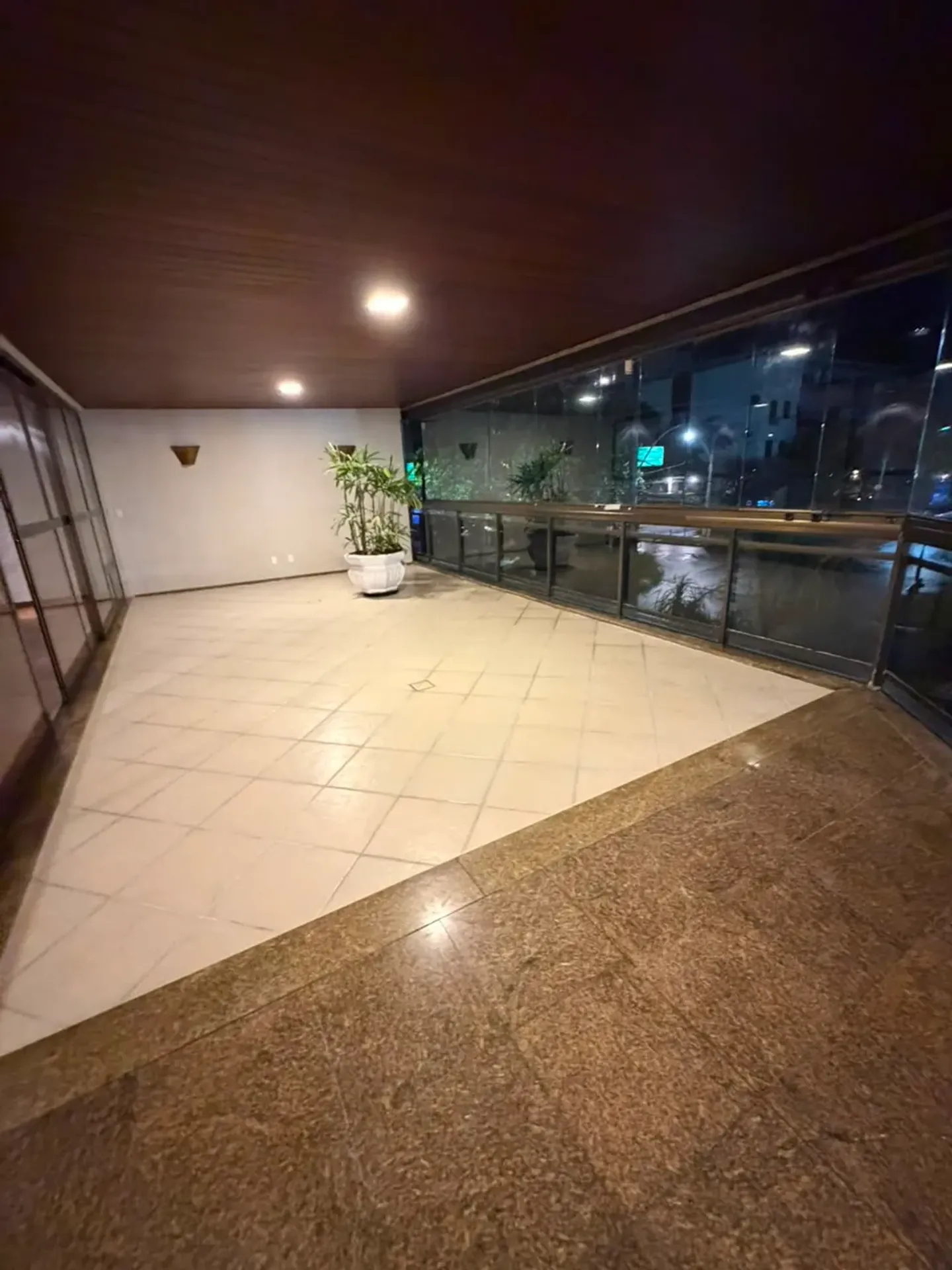 Unfurnished apartment with 3 bedrooms and a balcony — photo 20