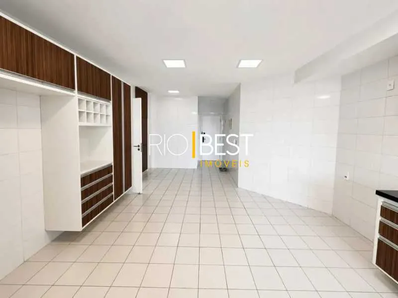 Unfurnished 4-bedroom apartment with open-plan kitchen — photo 14