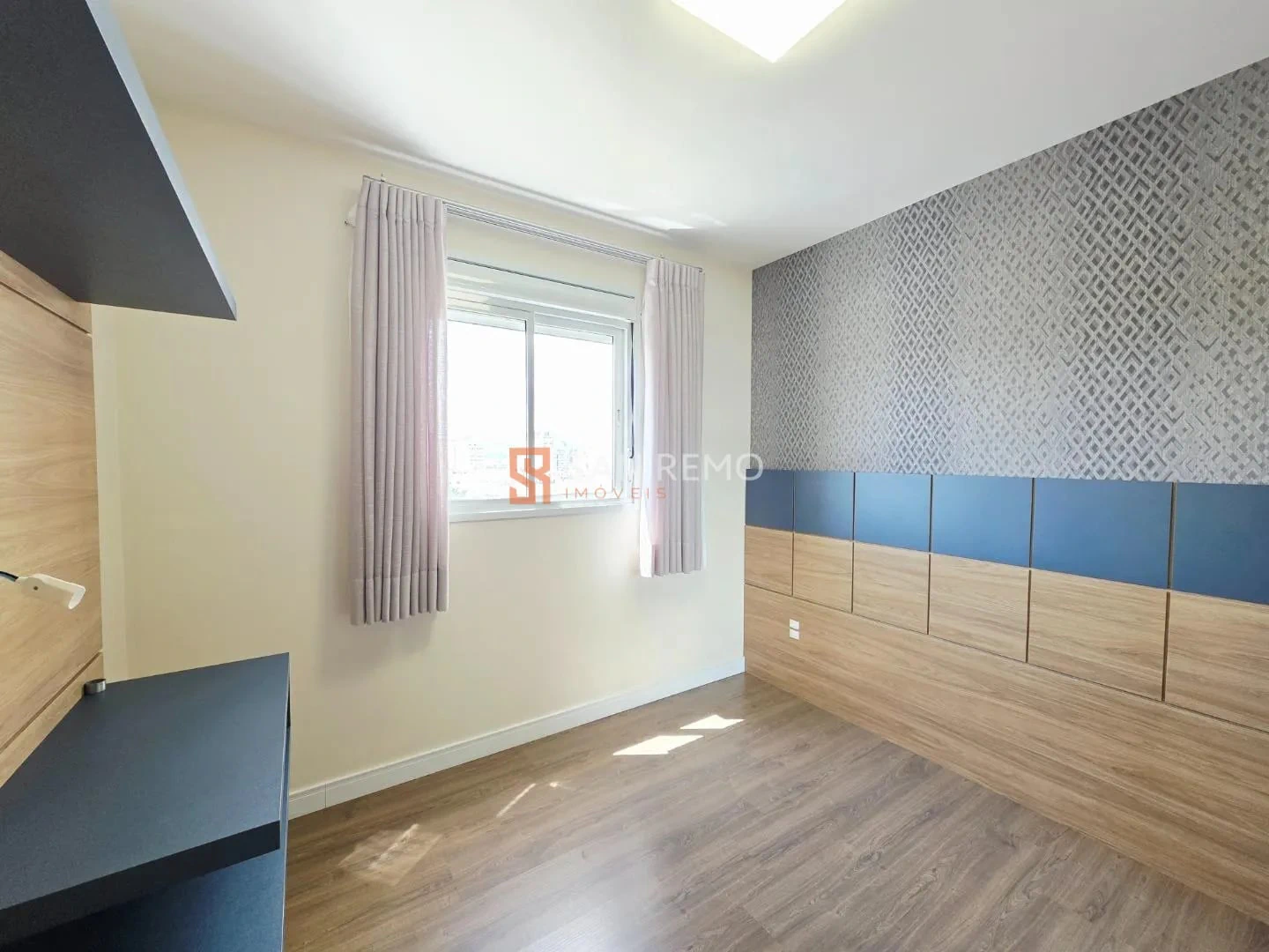 2-bedroom apartment in a building with a gym — photo 6