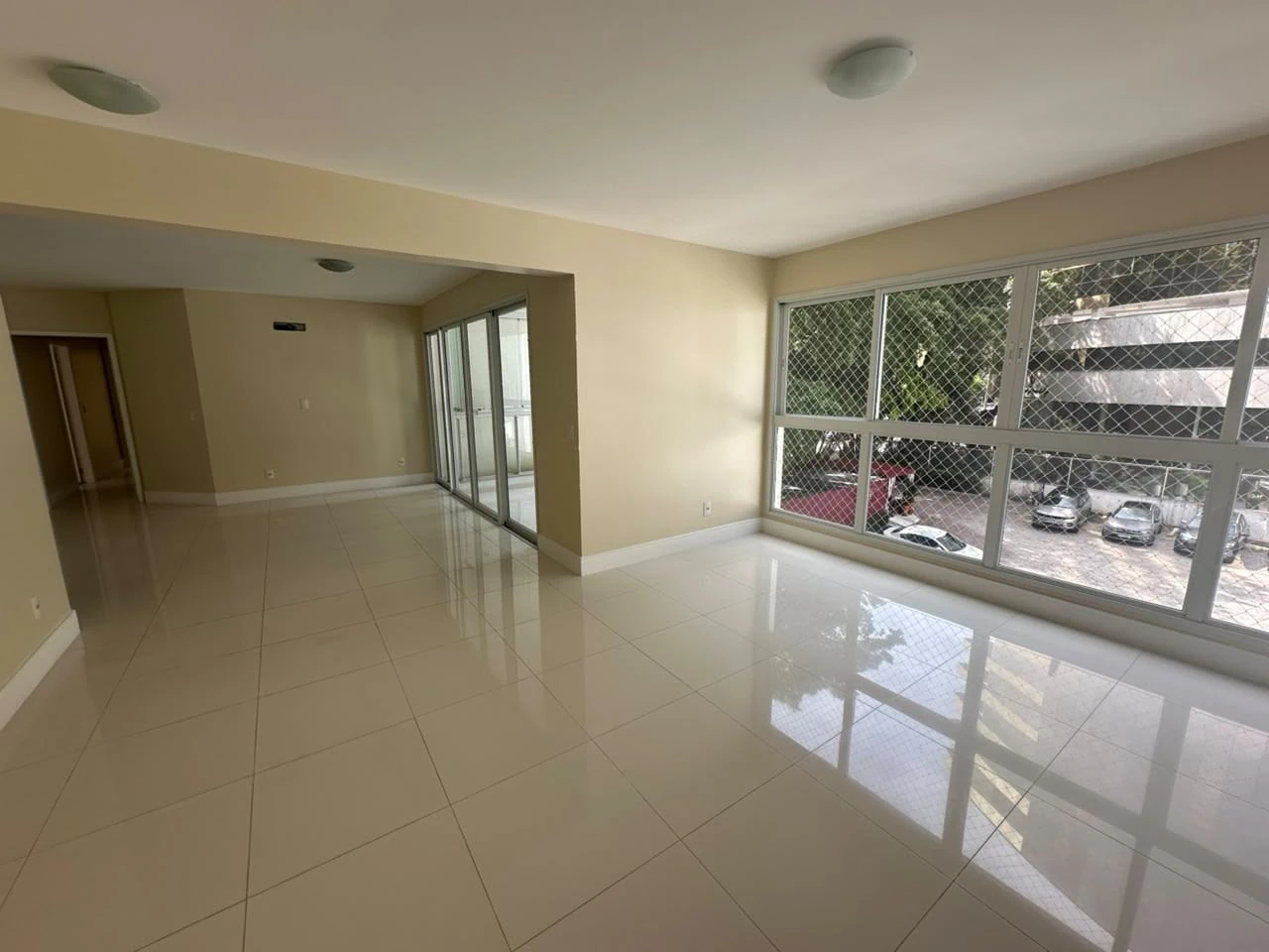 Balcony with a grill in a 4-bedroom apartment, 178 m² — photo 6