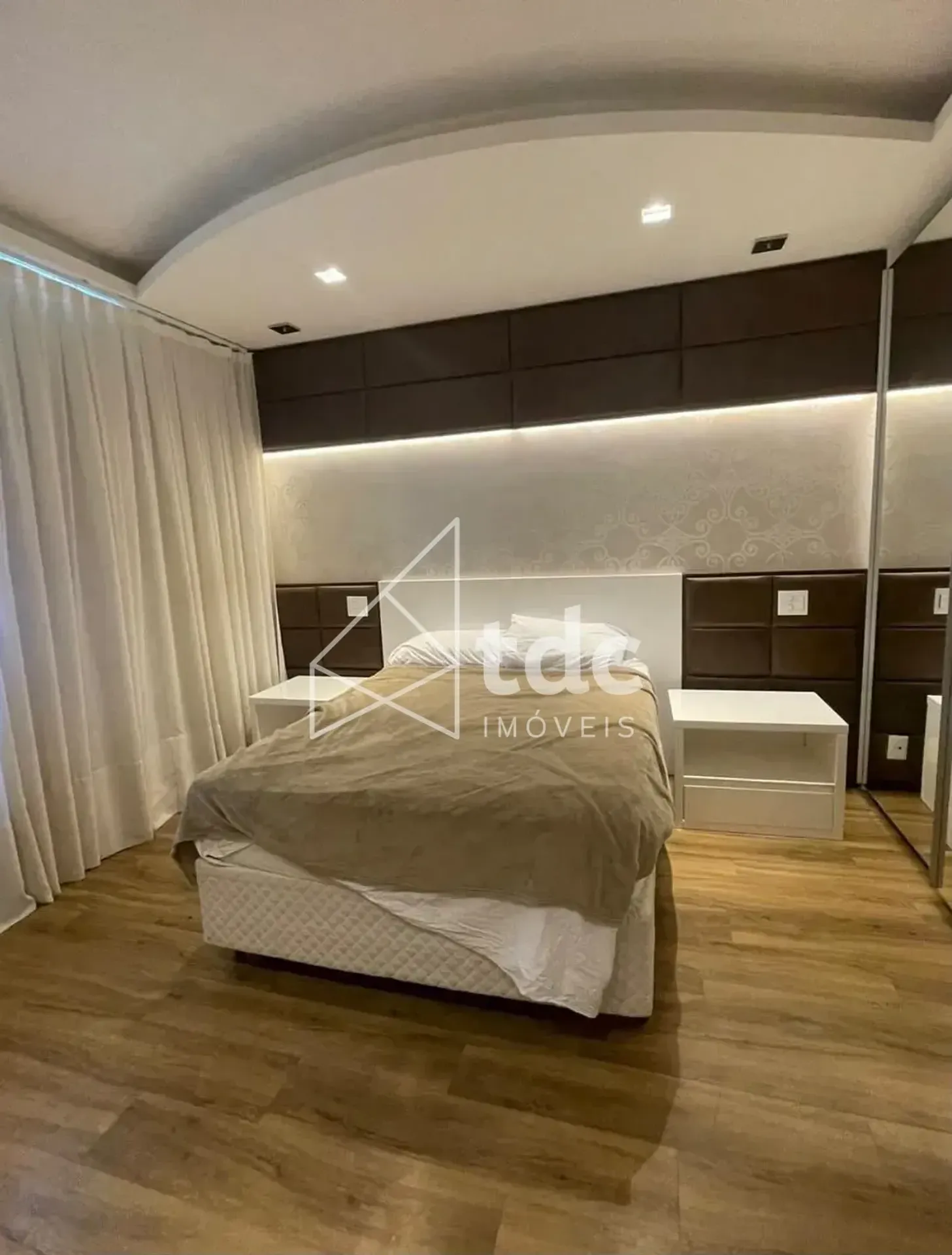 Bathtub in a 5-bedroom house, 900 m² — photo 15