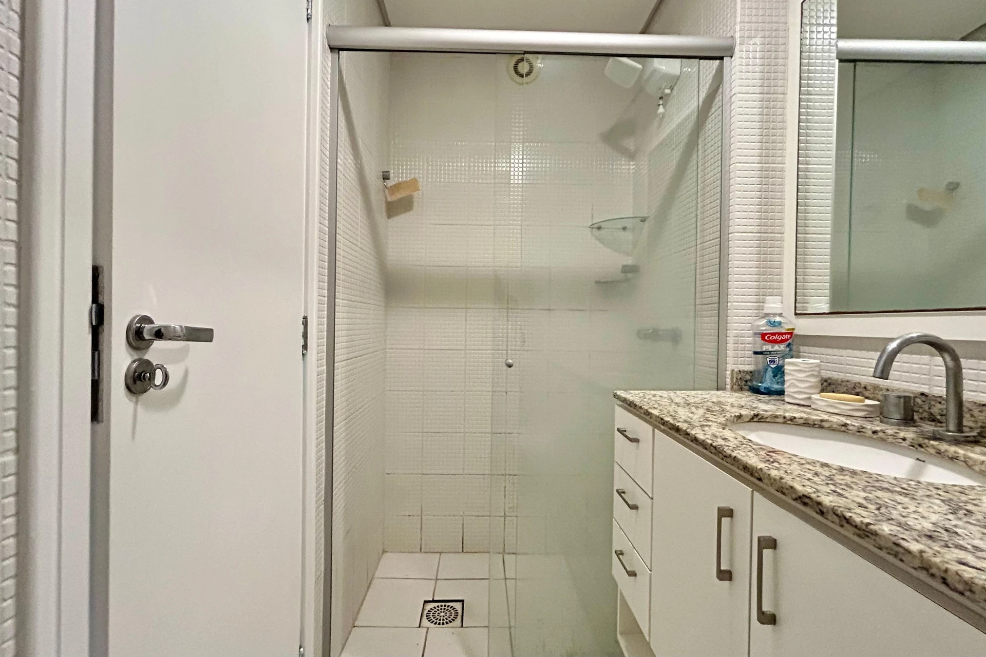 2-bedroom apartment in a building with a gym — photo 2