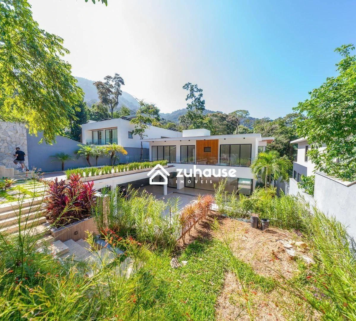 Modern house with 5 en-suite bedrooms and 811 m²